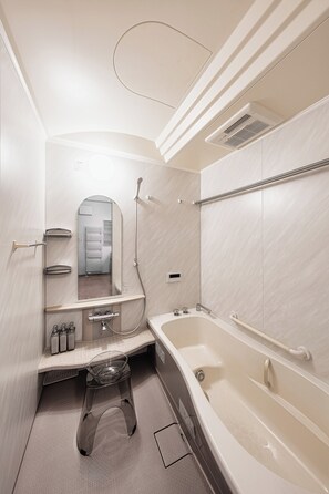 Apartment | Badezimmer | Kostenlose Toilettenartikel, Haartrockner, Hausschuhe, Handtücher