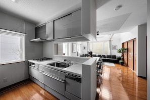 Apartamento | Cocina privada | Frigorífico, microondas, placa de cocina y trona infantil