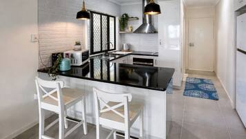 Refrigerador y parrilla de estufa