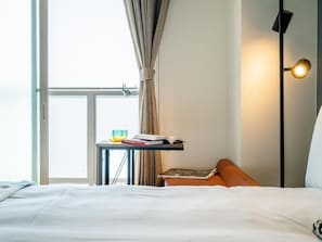 Phòng dành cho gia đình, không hút thuốc, quang cảnh thành phố | Màn/rèm cản sáng, bàn ủi/dụng cụ ủi quần áo
