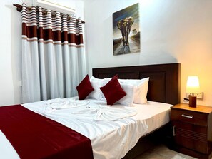 Desk, laptop workspace, free WiFi - Nishi Villa (Negombo)