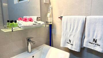 غرفة مزدوجة - لغير المدخنين | حمام | تجهيزات دش، مجففات شعر، مناشف، صابون