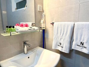 Double Room, Non Smoking | Bathroom | Shower, hair dryer, towels, soap - Nishi Villa (Negombo)