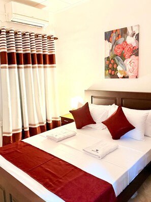 Deluxe Room | Desk, laptop workspace, free WiFi, bed sheets - Nishi Villa (Negombo)