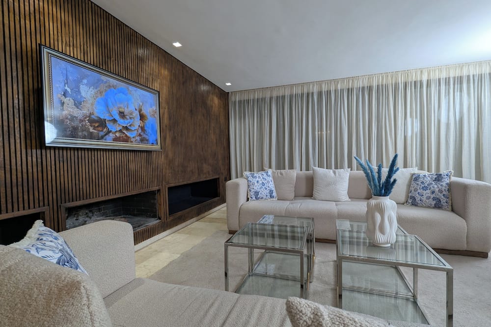 Seafront Luxury Villa with Amazing pool