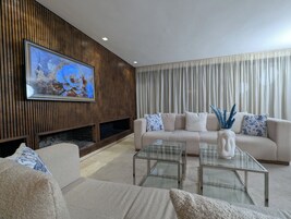 Vila luxo | Área de estar | TV de tela plana, lareira