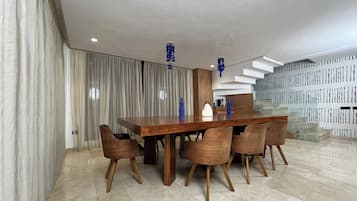 Deluxe Villa | Dining