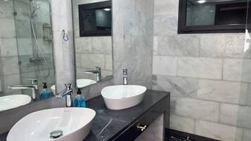 Deluxe Villa | Bathroom