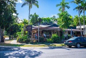 Exterior - Belle Escapes Beach Luxury Home 7A St Crispin (Clifton Beach)