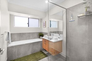 Hair dryer, towels, soap, shampoo - Belle Escapes Beach Luxury Home 7A St Crispin (Clifton Beach)