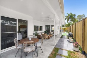 Outdoor dining - Belle Escapes Beach Luxury Home 7A St Crispin (Clifton Beach)