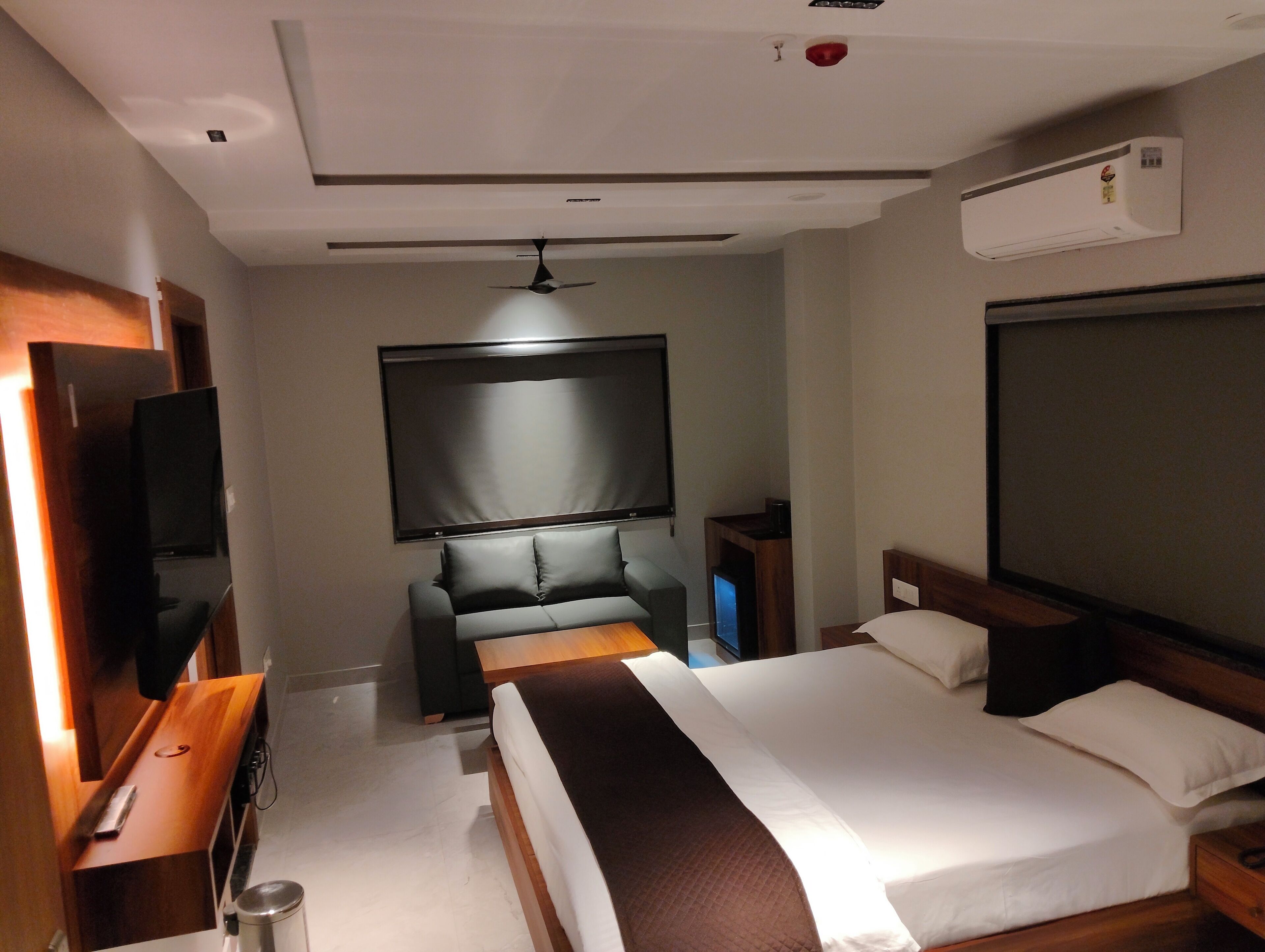 Rom, fjellutsikt | Skrivebord for bærbar PC og wi-fi (inkludert)