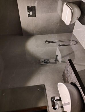 Rom, fjellutsikt | Bad | Dusj, toalettartikler (inkludert), håndklær og såpe