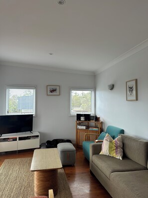 Una Smart TV, libros, un reproductor estéreo