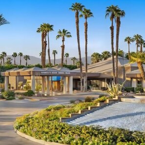 Property grounds - Coachella music festival ready villa in wonderful Palm Desert (Palm Desert)
