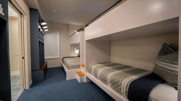 Tabla de planchar con plancha, wifi gratis y ropa de cama