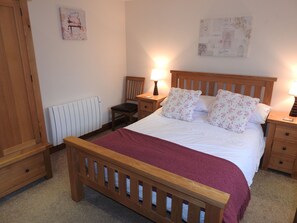 Iron/ironing board, free WiFi, bed sheets - Stanegate, Irthington, dog friendly, ground floor, family cottage close to Hadrians Wall (Irthington)