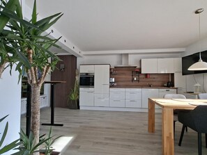 Fridge, oven, stovetop, coffee/tea maker - Mountain View Apartment: Private IR-Cabin & BBQ (Schwoich)