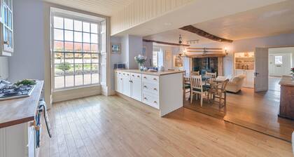 Old Ford House - sleeps 10 guests in 5 bedrooms