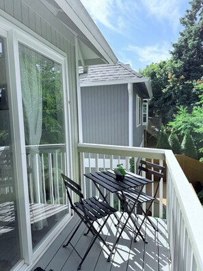 Outdoor dining - NEW - modern comfort, remodeled, A/C, free parking (Seattle)