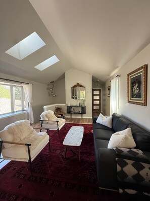 Fireplace - NEW - modern comfort, remodeled, A/C, free parking (Seattle)