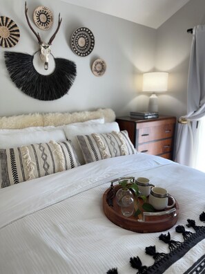 1 bedroom, iron/ironing board, travel crib, free WiFi - NEW - modern comfort, remodeled, A/C, free parking (Seattle)