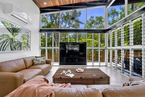 TV - Belle Escapes Rainforest Shore (Palm Cove)