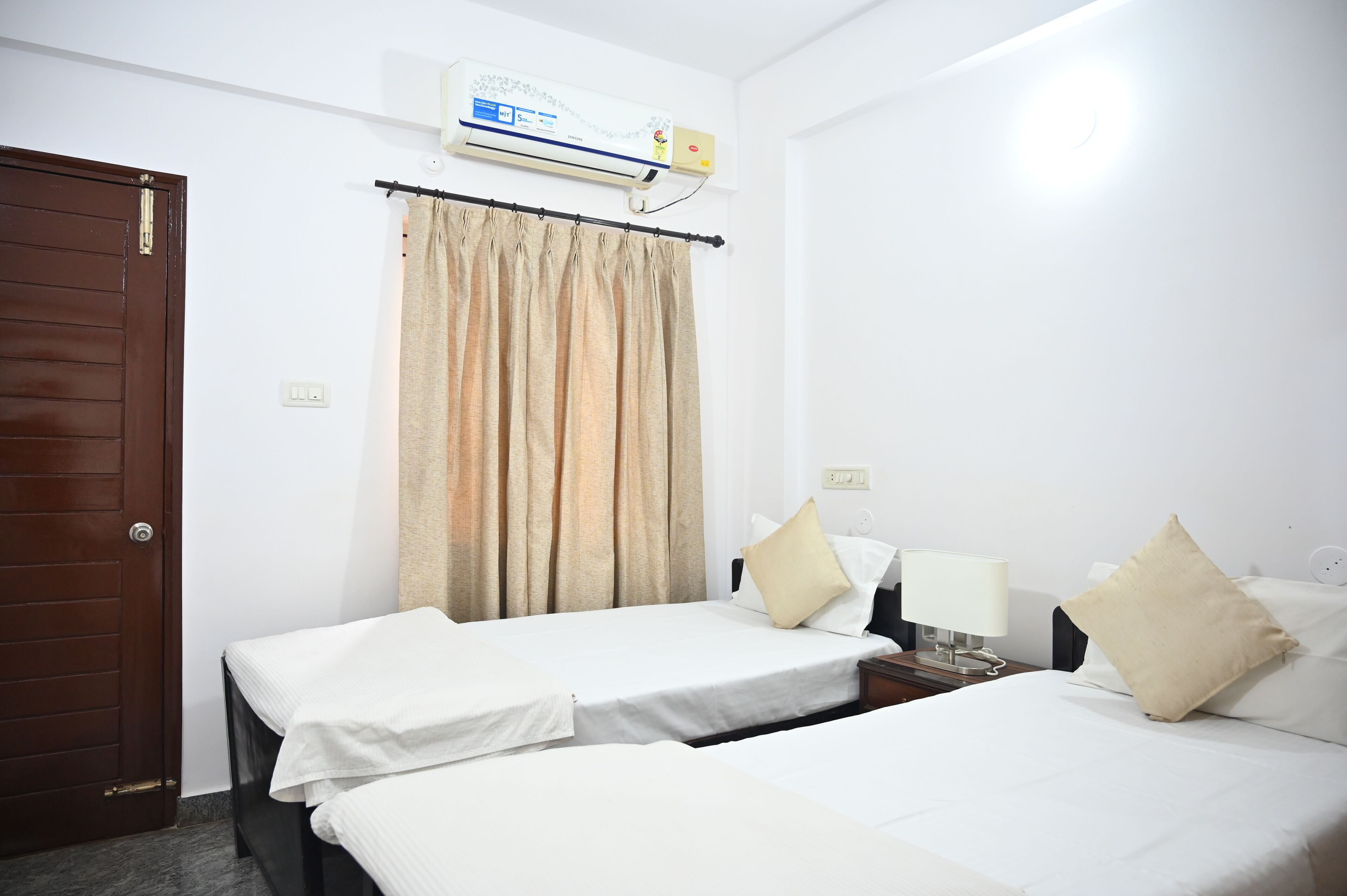 One Bedroom Apartment | Két bảo mật tại phòng, bàn, khu vực làm việc phù hợp cho laptop 