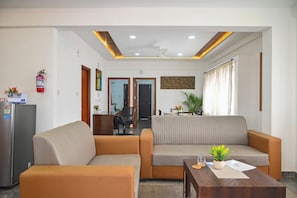 Two Bedroom Apartment | Khu phòng khách | TV màn hình phẳng 32-inch có truyền hình cáp 