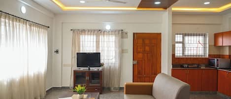 Two Bedroom Apartment | 起居區 | 32-吋平面電視,提供有線頻道