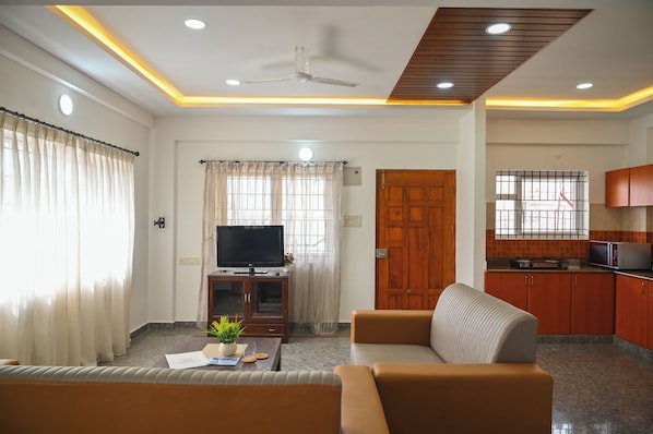 Two Bedroom Apartment | Khu phòng khách | TV màn hình phẳng 32-inch có truyền hình cáp 