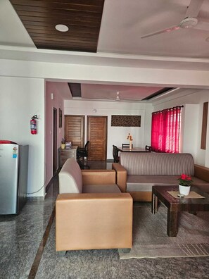 Living area - Madisions Suites (Bengaluru)