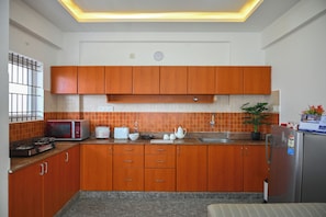 Two Bedroom Apartment | Privat tekøkken | Køleskab, mikrobølgeovn, kogeplade, elkedel