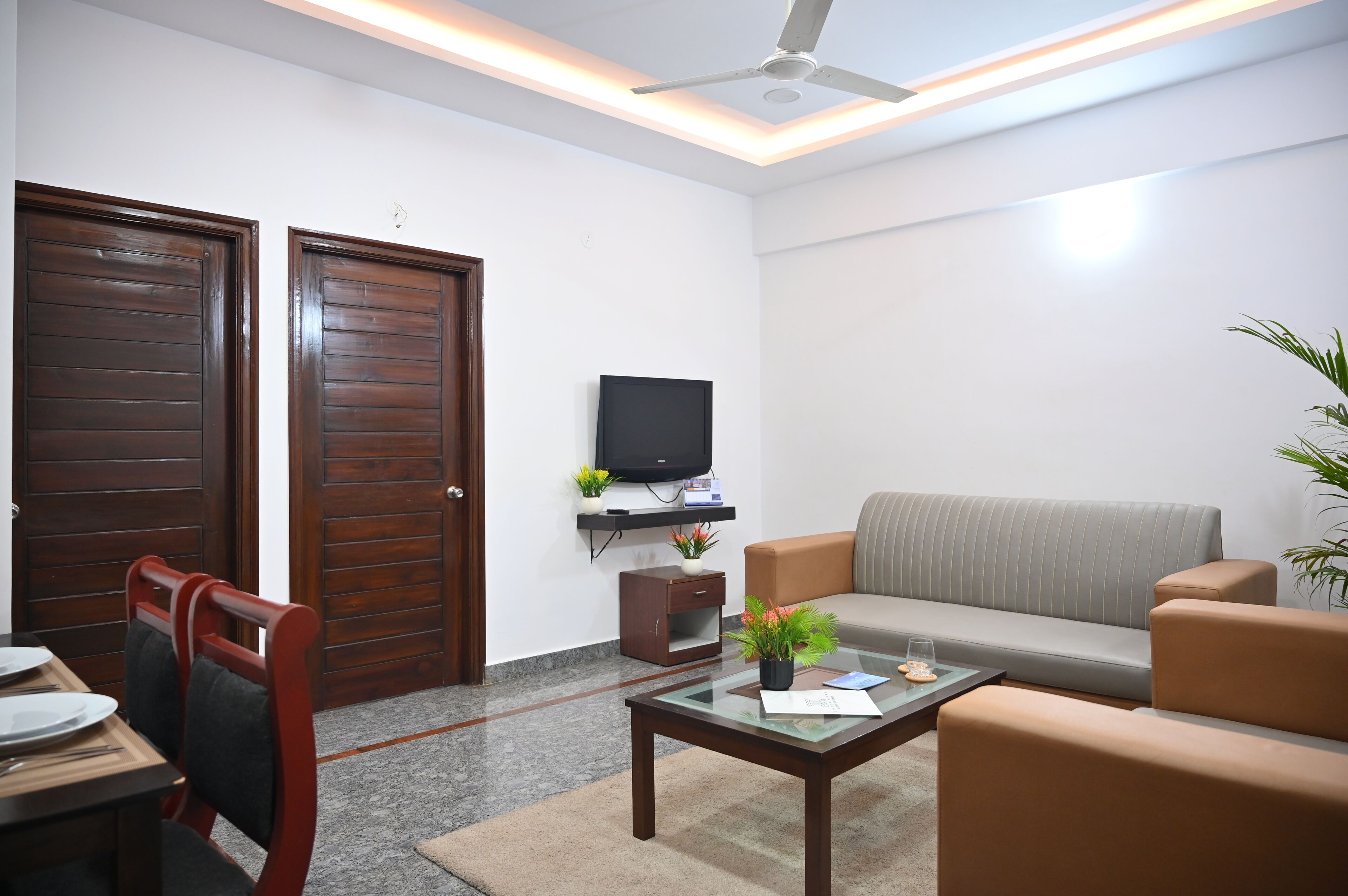 One Bedroom Apartment | Aire de séjour | Téléviseur à écran plat de 32 po avec télévision par câble