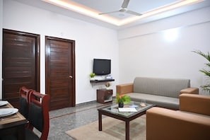 One Bedroom Apartment | Khu phòng khách | TV màn hình phẳng 32-inch có truyền hình cáp 