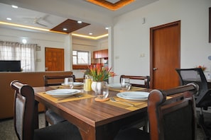 Two Bedroom Apartment | Khu phòng khách | TV màn hình phẳng 32-inch có truyền hình cáp 