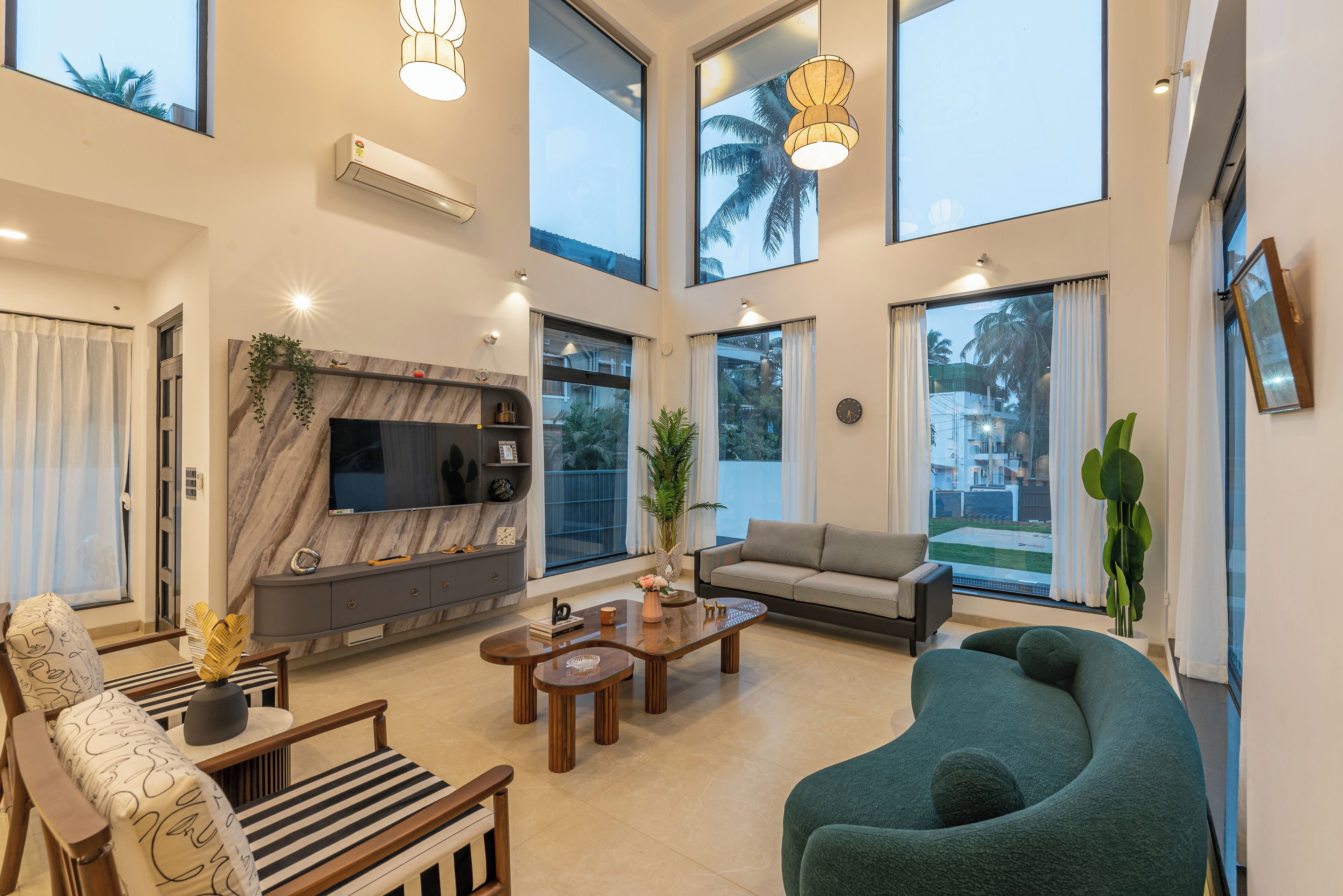 Deluxe villa, balkon, uitzicht op tuin | Woonruimte | Een 55-inch flatscreentelevisie met satellietzenders