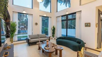 Deluxe villa, balkon, uitzicht op tuin | Woonruimte | Een 55-inch flatscreentelevisie met satellietzenders