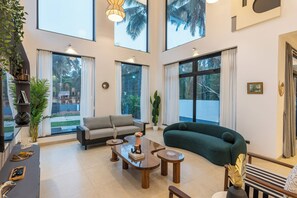 Deluxe villa, balkon, uitzicht op tuin | Woonruimte | Een 55-inch flatscreentelevisie met satellietzenders