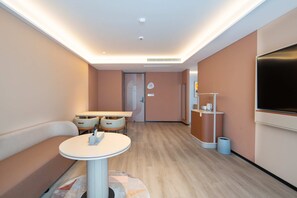 Superior Room, 1 Bedroom | Living area - Leston Hotel (Bangkok)