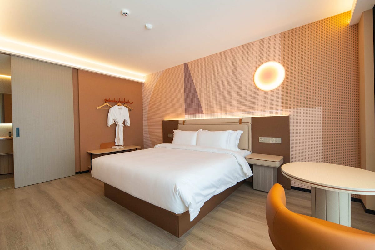 Superior Room, 1 Bedroom | Bathroom | Shower, free toiletries, hair dryer, towels