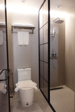 Habitación Confort doble | Baño | Ducha, artículos de higiene personal gratuitos y secador de pelo