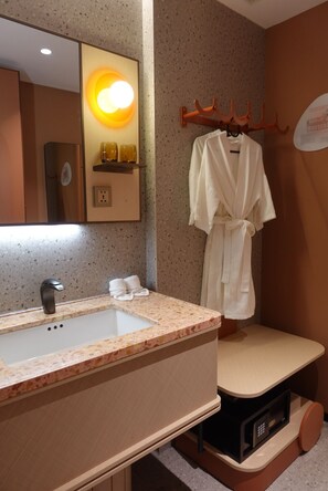 Comfort Double Room | Bathroom | Shower, free toiletries, hair dryer, towels - Leston Hotel (Krung Thep Maha Nakhon)