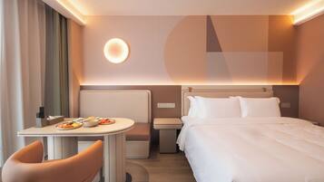 Studio King | Bathroom | Shower, free toiletries, hair dryer, towels