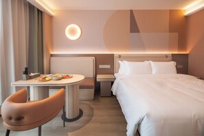 Studio King | Bathroom | Shower, free toiletries, hair dryer, towels - Leston Hotel (Bangkok)