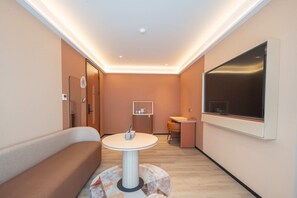 Deluxe Room, 1 Bedroom | Living area - Leston Hotel (Bangkok)