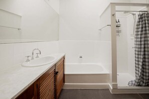 Sèche-cheveux, serviettes fournies, savon, shampoing