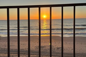 On the beach - Great for Families! Murrells Inlet Beachfront Gem (Murrells Inlet)