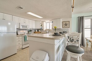 Fridge, microwave, stovetop, dishwasher - Great for Families! Murrells Inlet Beachfront Gem (Murrells Inlet)