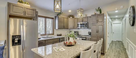 Geladeira, micro-ondas, cooktop, lava-louças